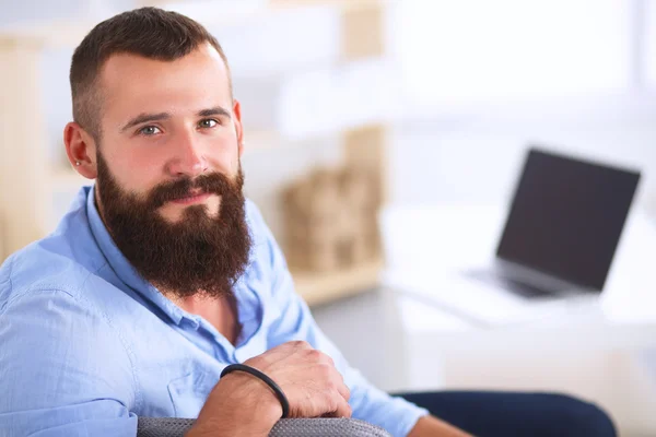 Ung affärsman sitter på ordförande i ämbetet — Stockfoto