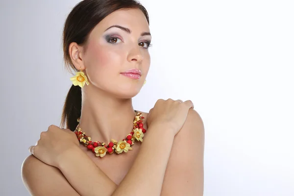 Retrato de una hermosa mujer con collar, aislado sobre fondo blanco — Foto de Stock