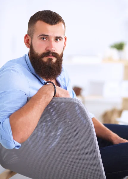 Jungunternehmer sitzt auf Stuhl im Büro — Stockfoto