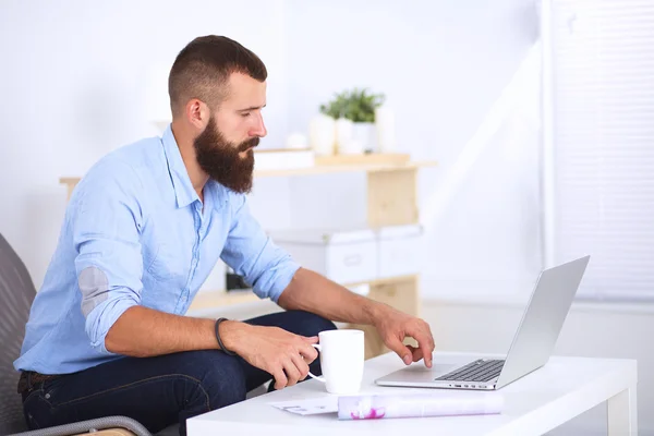 Jonge zakenman zit op stoel in functie — Stockfoto