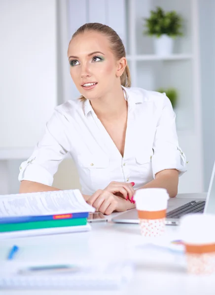 Femme d'affaires attrayant assis dans le bureau — Photo