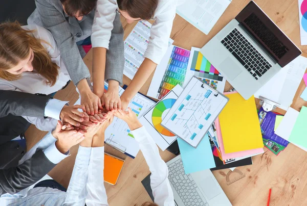 Business team met handen bij elkaar - teamwork concepten — Stockfoto