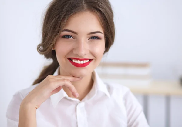 Attraktiv ung affärskvinna sitter på kontoret — Stockfoto