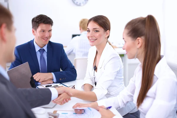 Zakenmensen schudden elkaar de hand, ronden een vergadering af — Stockfoto