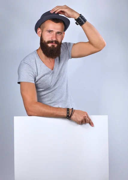 Portret van een jonge man met hoed die bijna leeg staat, geïsoleerd op een witte achtergrond — Stockfoto