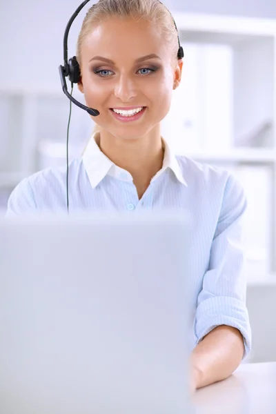 Retrato de primer plano de un agente de servicio al cliente sentado en la oficina — Foto de Stock