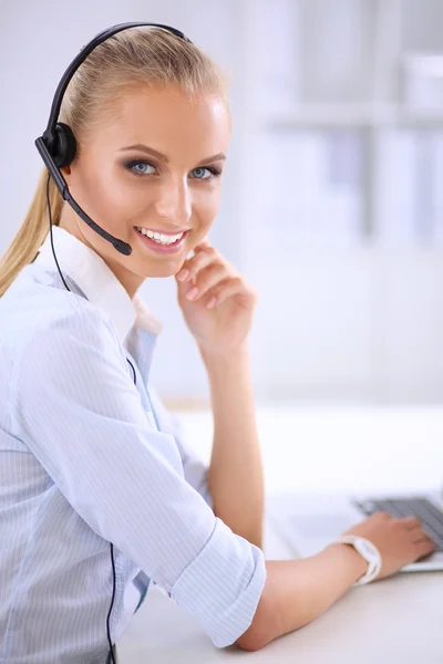 Retrato de primer plano de un agente de servicio al cliente sentado en la oficina — Foto de Stock