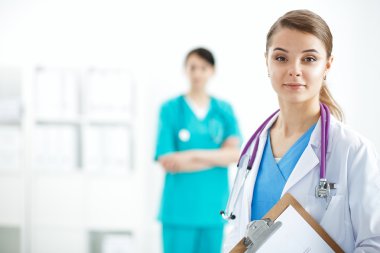 Tıp grubunun önünde çekici bir kadın doktor.