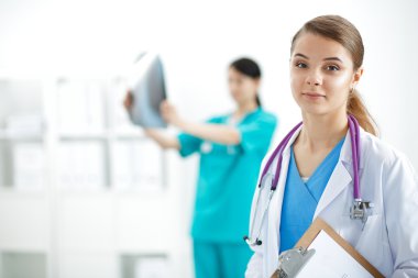 Tıp grubunun önünde çekici bir kadın doktor.