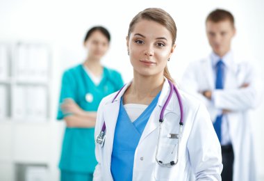 Tıp grubunun önünde çekici bir kadın doktor.