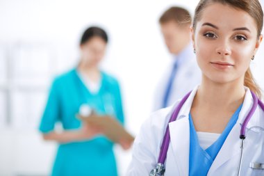 Tıp grubunun önünde çekici bir kadın doktor.