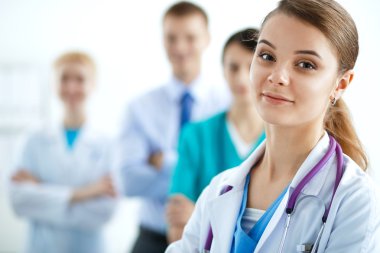 Tıp grubunun önünde çekici bir kadın doktor.