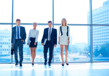 Modern ofis genç iş adamları git