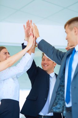 İş adamları kendi elleriyle birlikte bir daire içinde