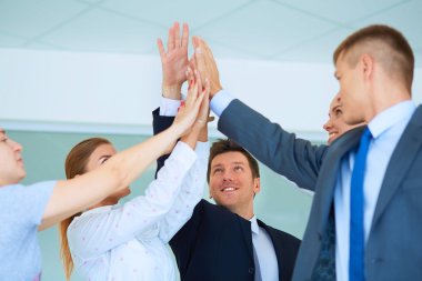 İş adamları kendi elleriyle birlikte bir daire içinde