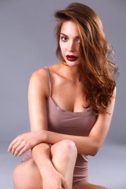 katta oturan güzel yalınayak kadın