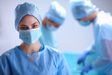 Ekip cerrahı ameliyathanede..