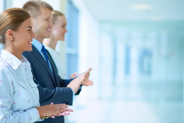 Gli uomini d'affari sorridenti applaudono una buona presentazione in ufficio — Foto Stock