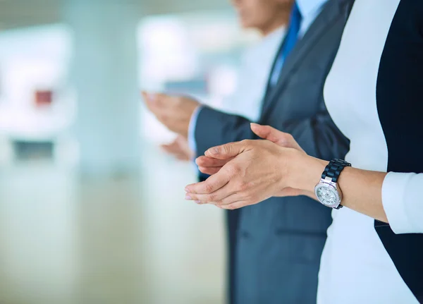 Lächelnde Geschäftsleute, die eine gute Präsentation im Büro beklatschen — Stockfoto