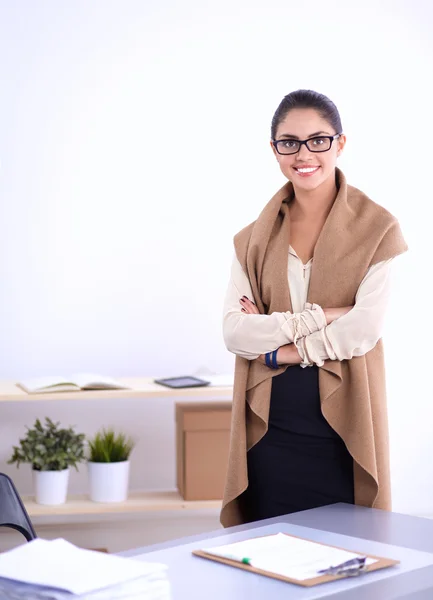 Attrayant jeune femme d'affaires debout près du bureau dans le bureau — Photo