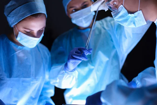 Teamchirurg aan het werk in de operatiekamer. — Stockfoto