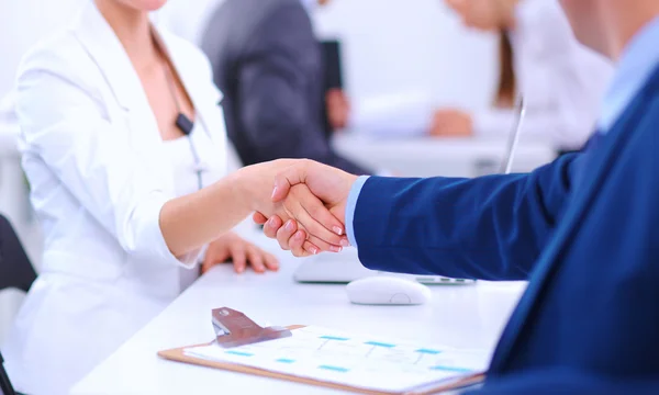 Gente de negocios dándose la mano, terminando una reunión, en la oficina — Foto de Stock