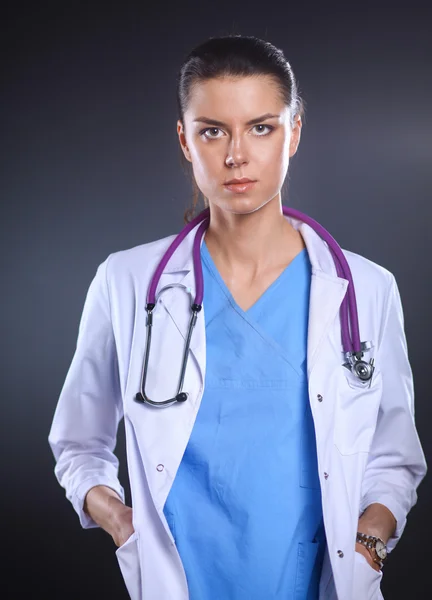 Jeune médecin femme avec stéthoscope isolé sur gris — Photo