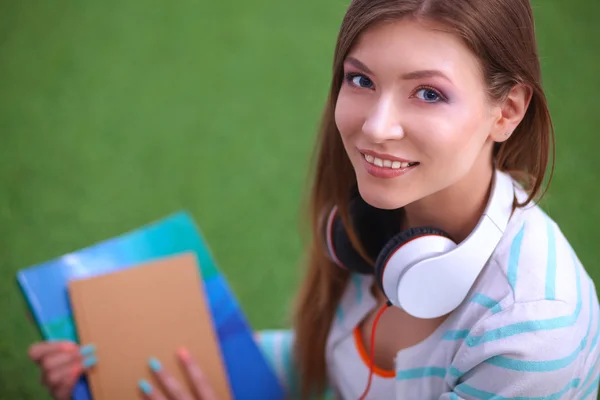 Woman reading book sits on the green grass — Stock Photo, Image