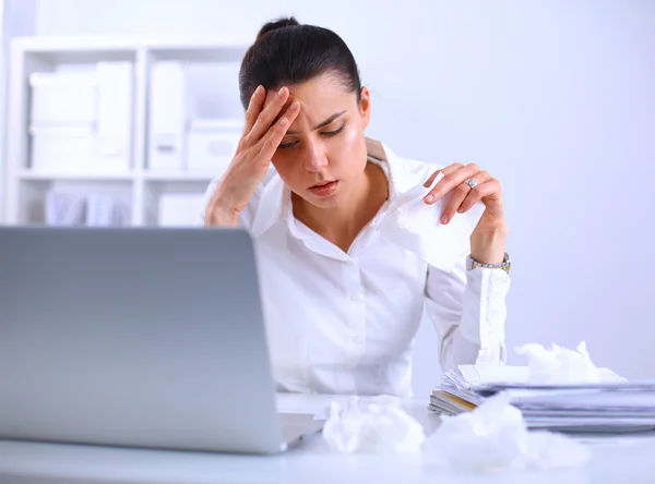 Gestresste Geschäftsfrau sitzt am Schreibtisch im Büro — Stockfoto