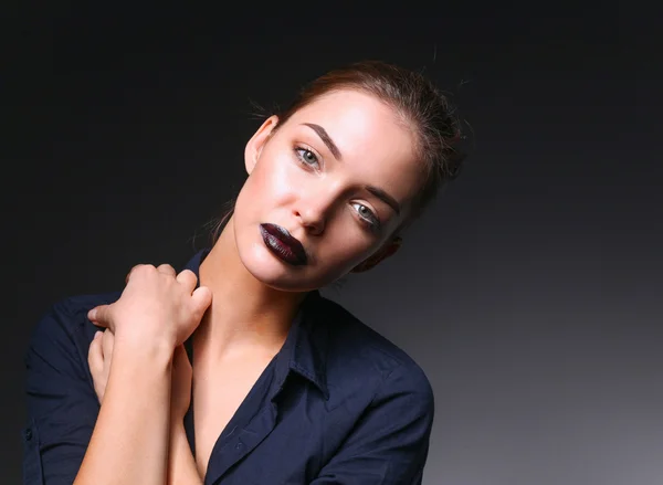 Retrato de belo rosto de mulher jovem. Isolado em fundo preto — Fotografia de Stock