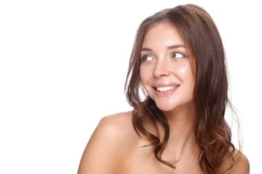 Güzel genç kadın yüzünün yakın portresi. Beyaz arkaplanda izole.