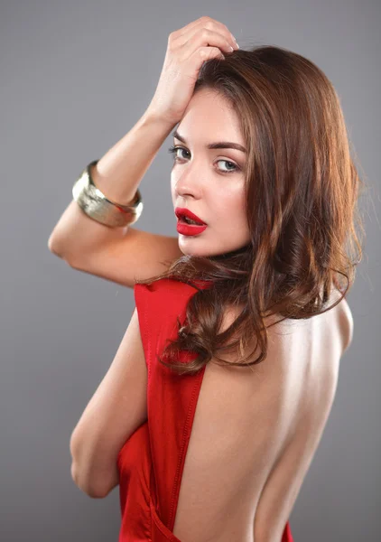 Kırmızı elbiseli genç güzellik kadın — Stok fotoğraf