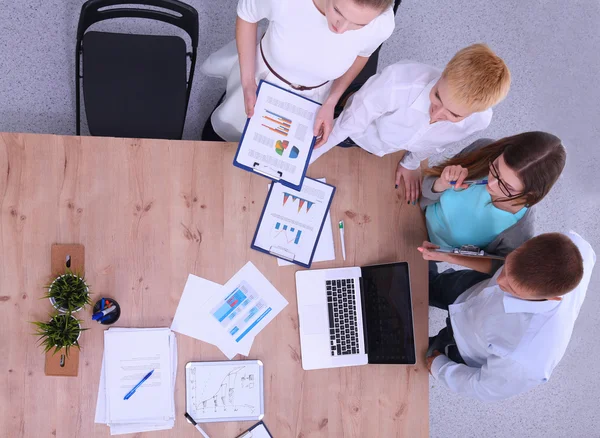 Affärsmän som sitter och diskuterar på affärsmöte, i ämbetet — Stockfoto