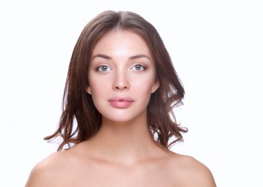 Güzel genç kadın yüzünün yakın portresi. Beyaz arkaplanda izole.