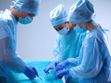 Ekip cerrahı ameliyathanede..