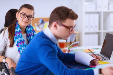 Yeni bir proje üzerinde çalışan genç iş adamları