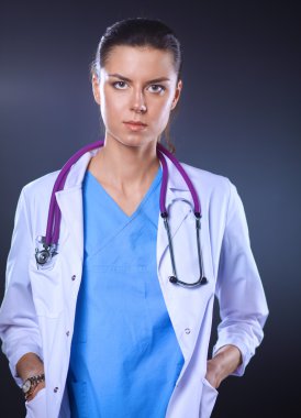 Steteskopu olan genç doktor kadın gride izole edilmiş.