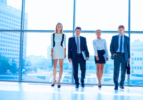 Les jeunes gens d'affaires descendent du bureau moderne — Photo