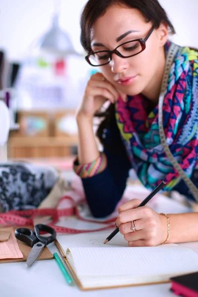 Dressmaker projektowanie wzoru ubrania na papierze — Zdjęcie stockowe