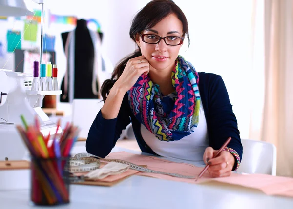 Dressmaker projektowanie wzoru ubrania na papierze — Zdjęcie stockowe