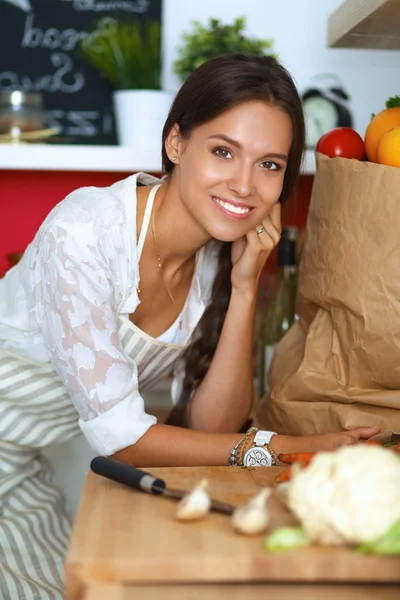 Jeune femme debout près du bureau dans la cuisine — Photo