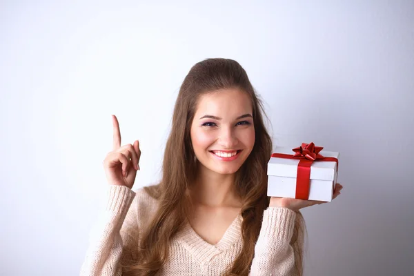 Молодая женщина счастливая улыбка держать подарочную коробку в руках — стоковое фото