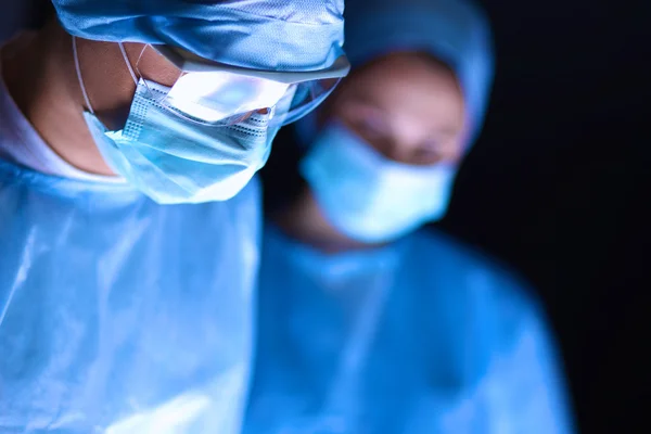 Teamchirurg bei der Arbeit im Operationssaal. — Stockfoto