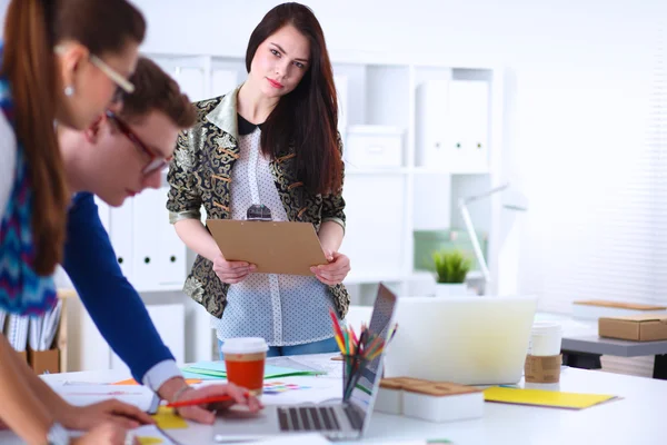 Junge Geschäftsleute arbeiten im Büro an neuem Projekt — Stockfoto