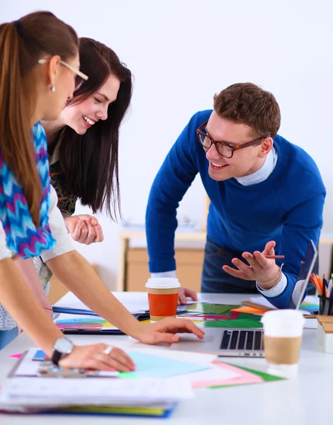 Junge Geschäftsleute arbeiten im Büro an neuem Projekt — Stockfoto