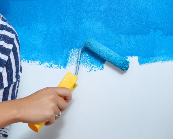 Feliz bela jovem fazendo pintura de parede — Fotografia de Stock