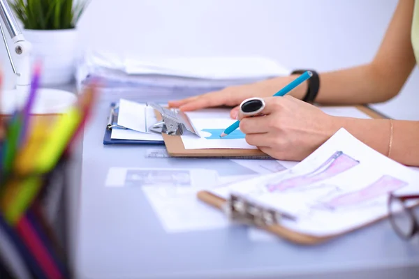 Moderno diseñador de moda joven que trabaja en el estudio. — Foto de Stock