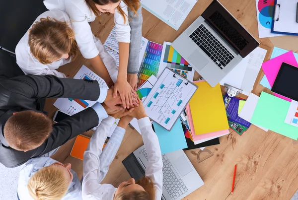 Equipe de negócios com as mãos juntas - conceitos de trabalho em equipe — Fotografia de Stock