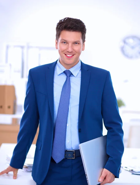 Geschäftsmann oder Manager vor seinem Schreibtisch im Büro — Stockfoto