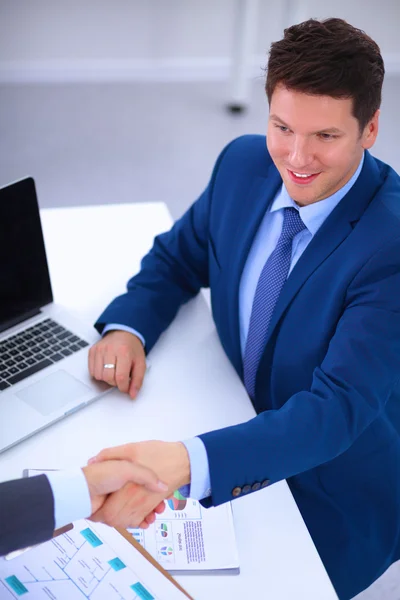 Gente de negocios dándose la mano, terminando una reunión — Foto de Stock